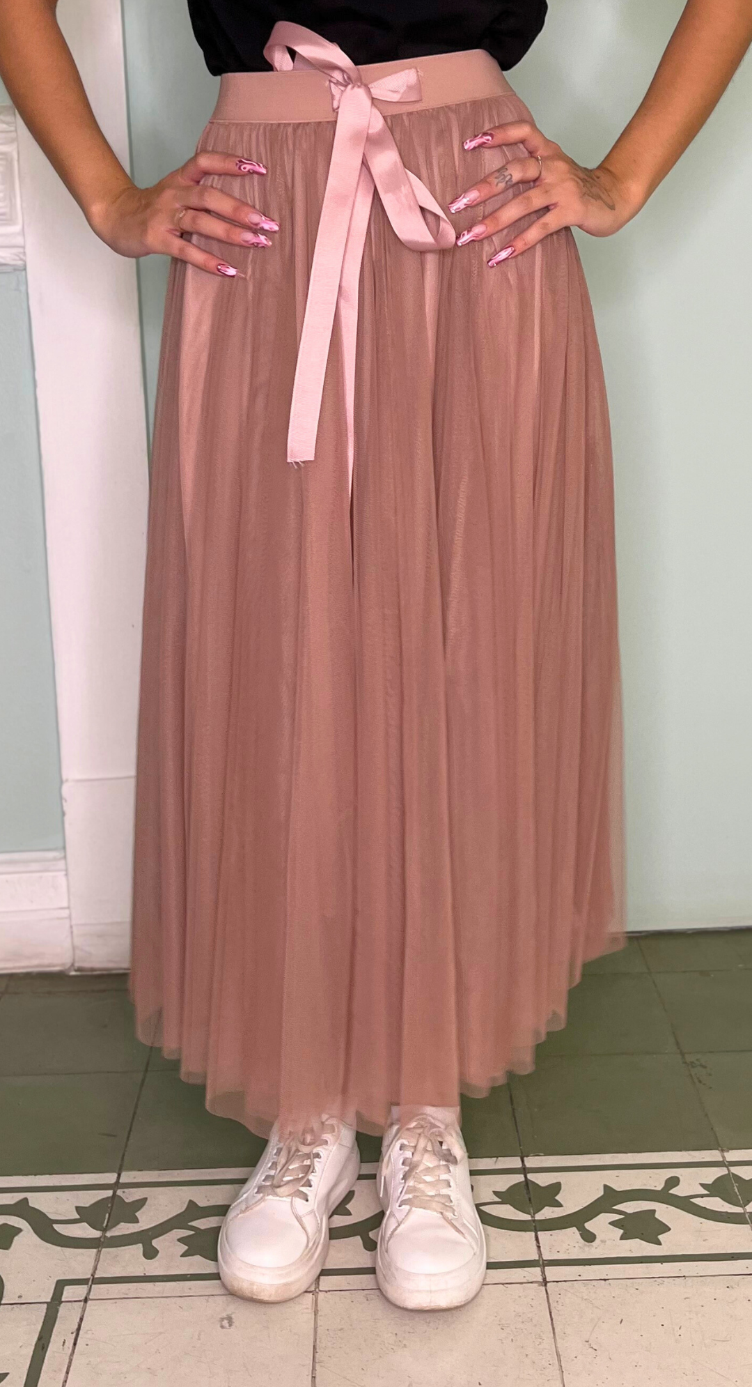 EMMA CLARA - FALDA MIDI TUL CON CINTURA ELÁSTICA Y LAZO ROSA