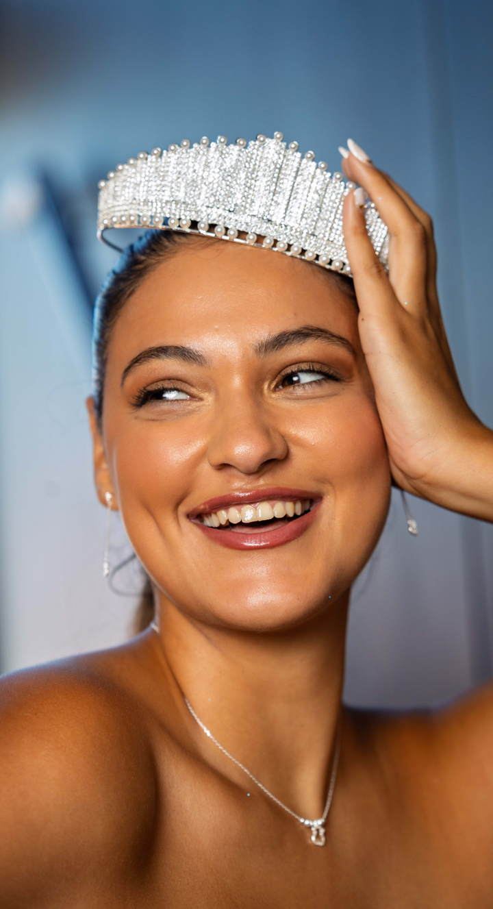 EMMA CLARA - CORONA ELEGANTE PLATEADA CON DETALLES EN PERLAS