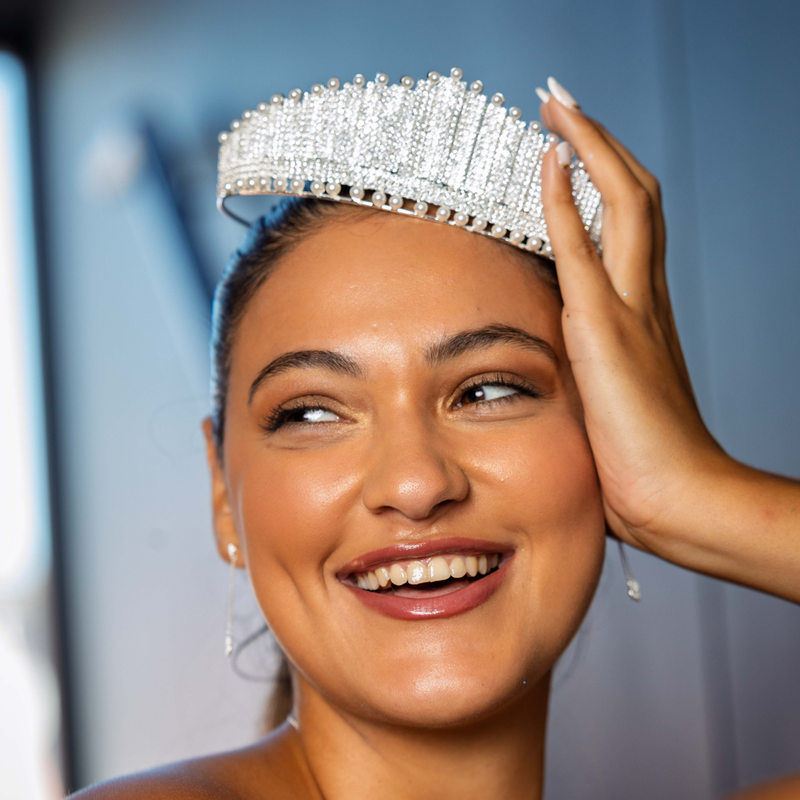 Emma Clara - Corona Elegante Plateada Con Detalles En Perlas