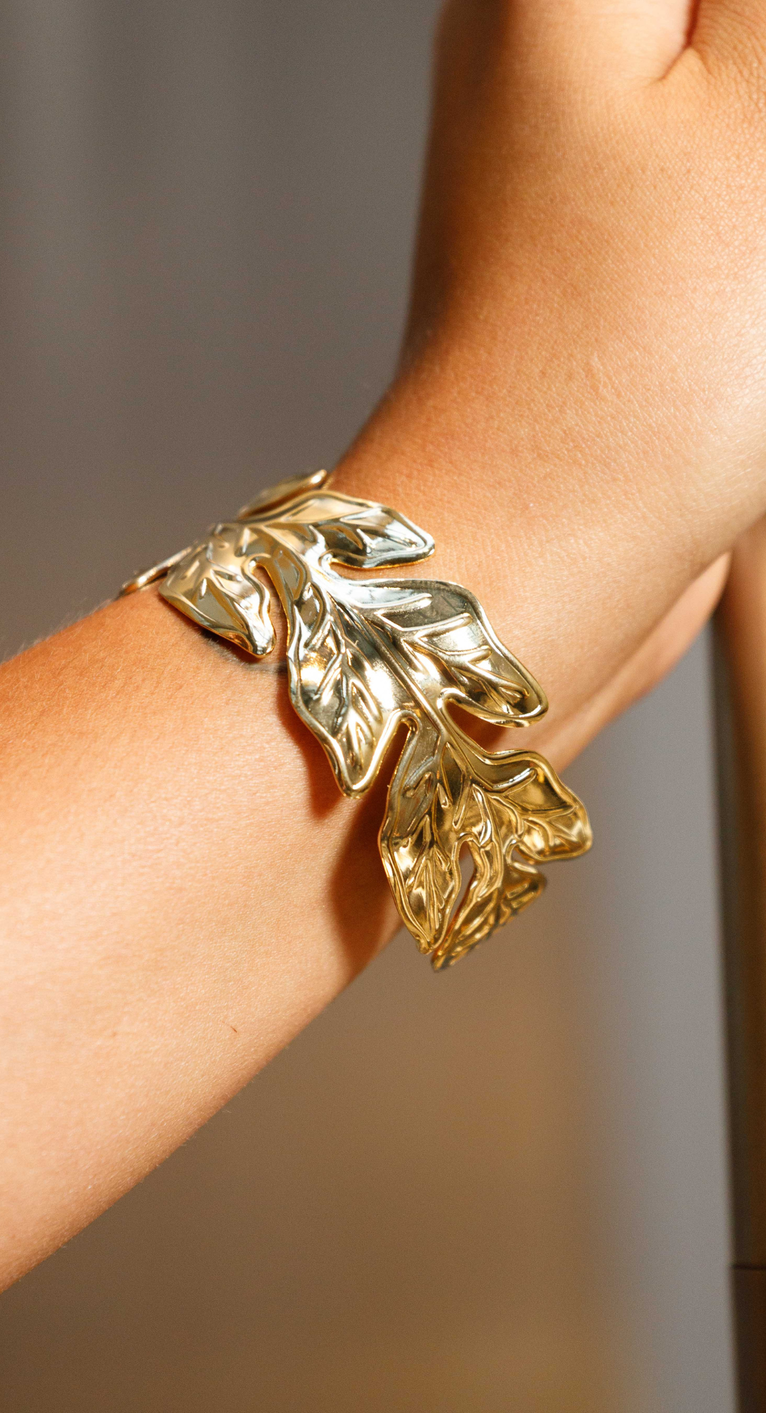 EMMA CLARA - PULSERA TIPO ESCLAVA DISEÑO HOJAS DORADO