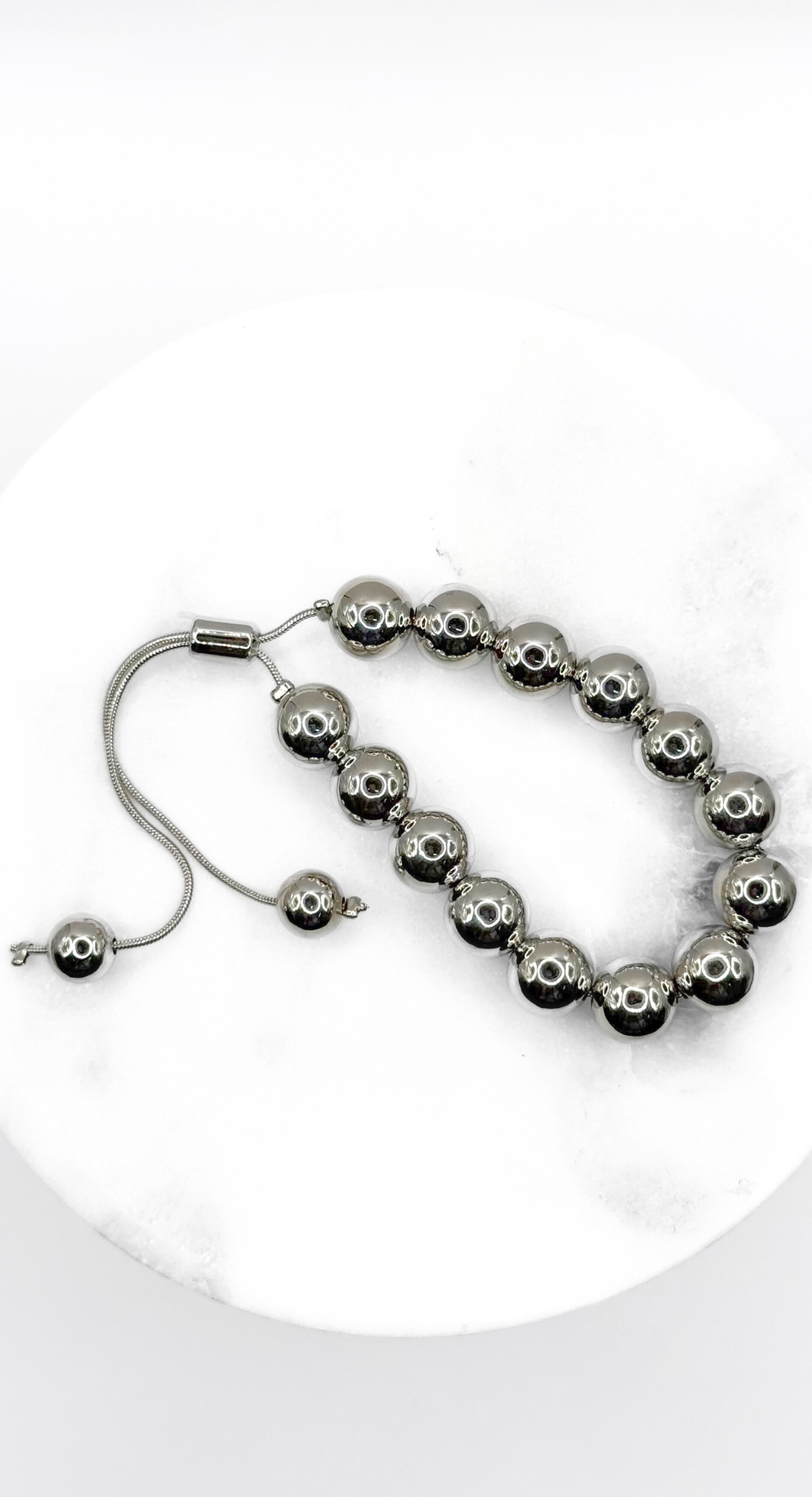 Emma Clara - Pulsera Ajustable Perlas en Fantasía Plateada