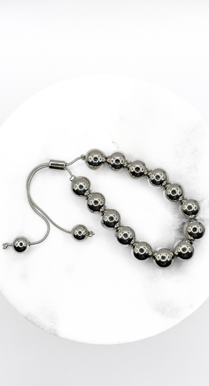 Emma Clara - Pulsera Ajustable Perlas en Fantasía Plateada