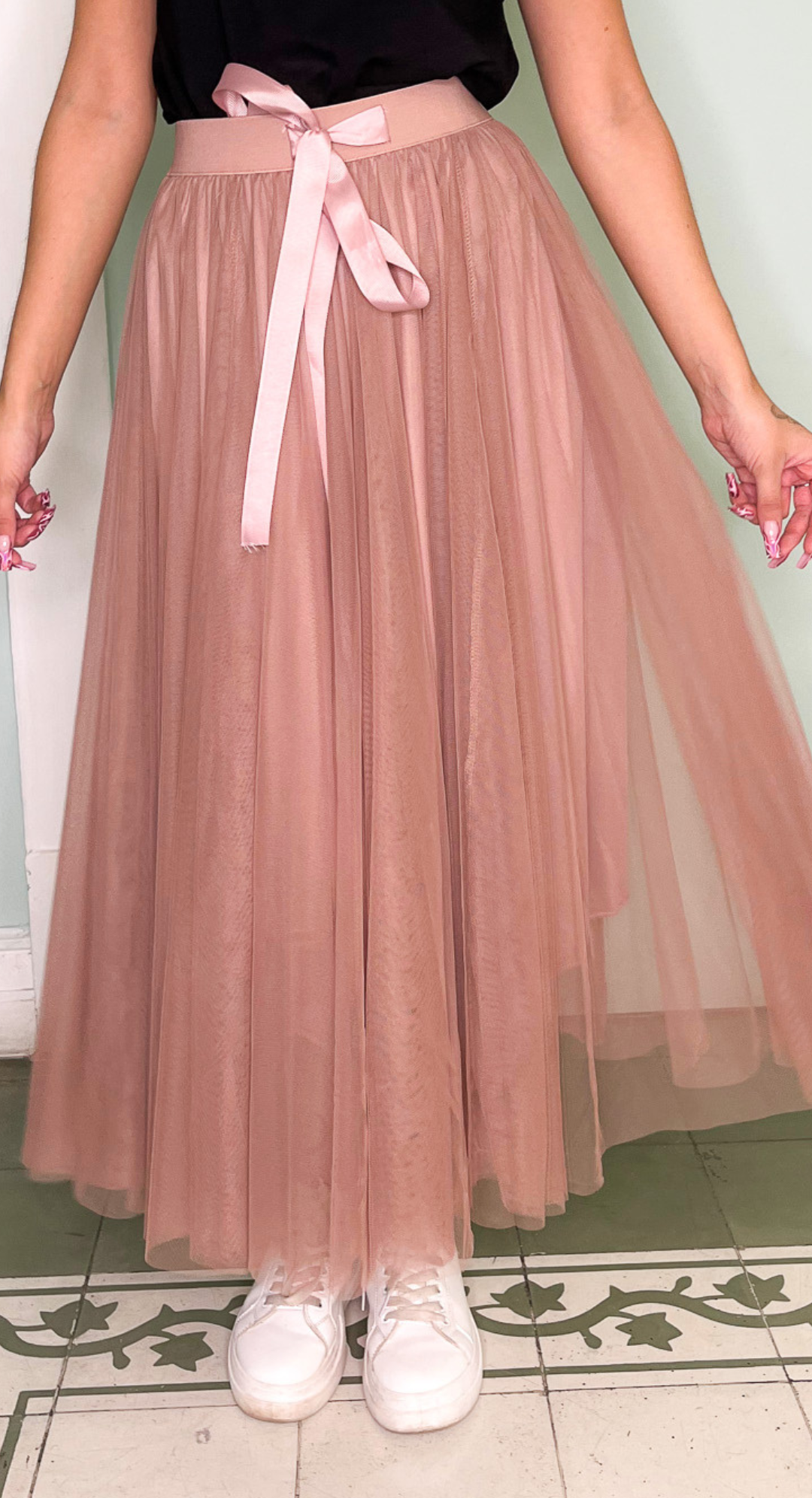EMMA CLARA - FALDA MIDI TUL CON CINTURA ELÁSTICA Y LAZO ROSA