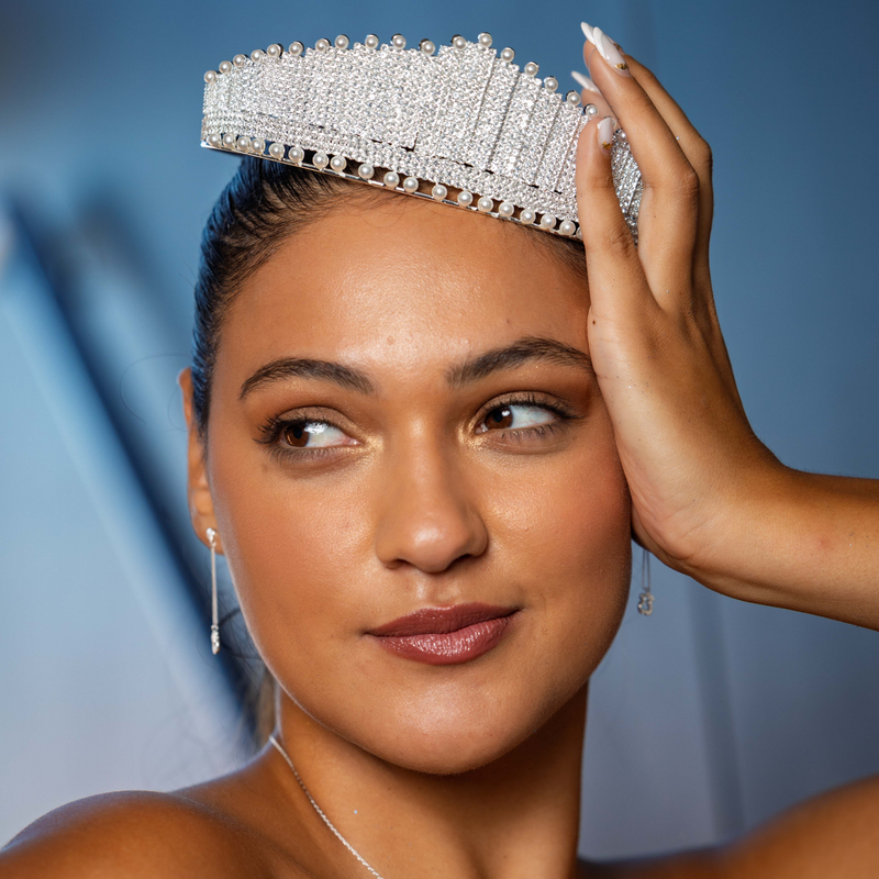 Emma Clara - Corona Elegante Plateada Con Detalles En Perlas