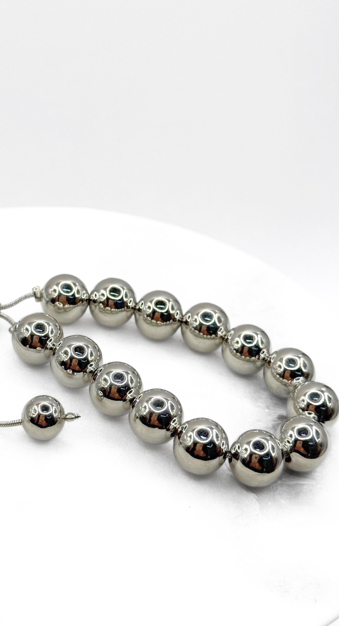 Emma Clara - Pulsera Ajustable Perlas en Fantasía Plateada