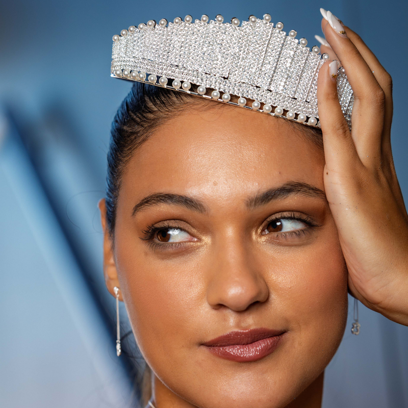 Emma Clara - Corona Elegante Plateada Con Detalles En Perlas