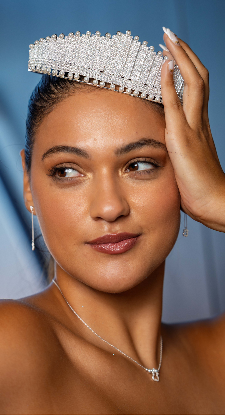 Emma Clara - Corona Elegante Plateada con detalles en Perlas