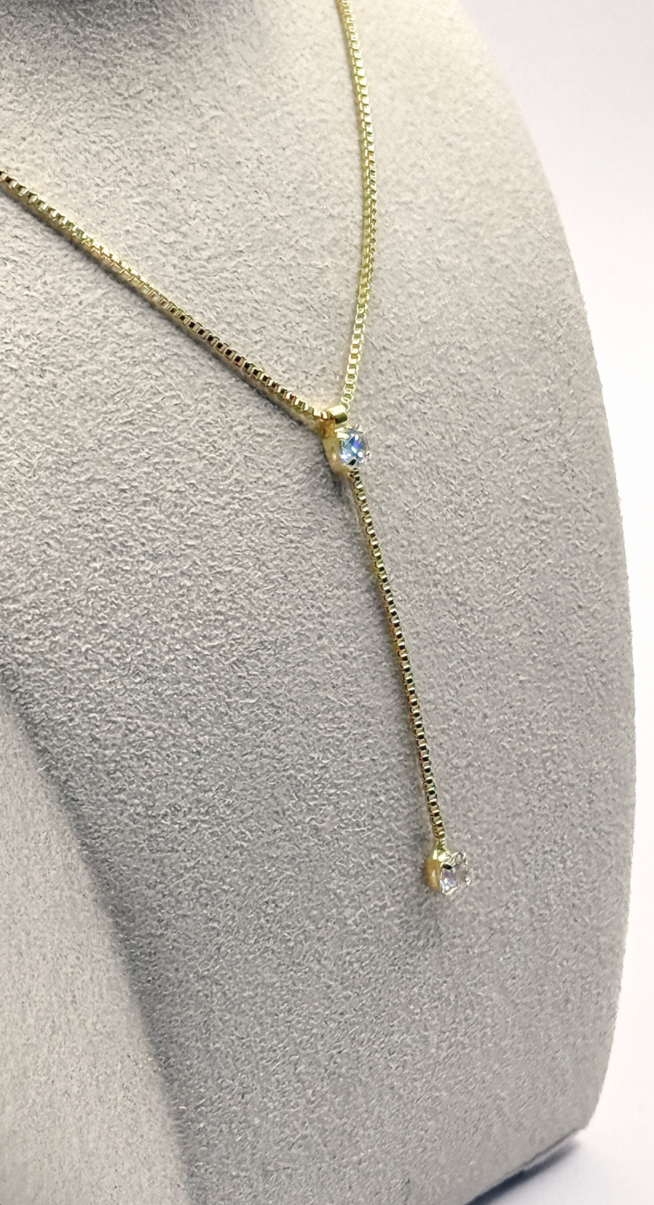 EMMA CLARA - COLLAR LARGO CON DETALLE STRASS ENCHAPADO EN ORO
