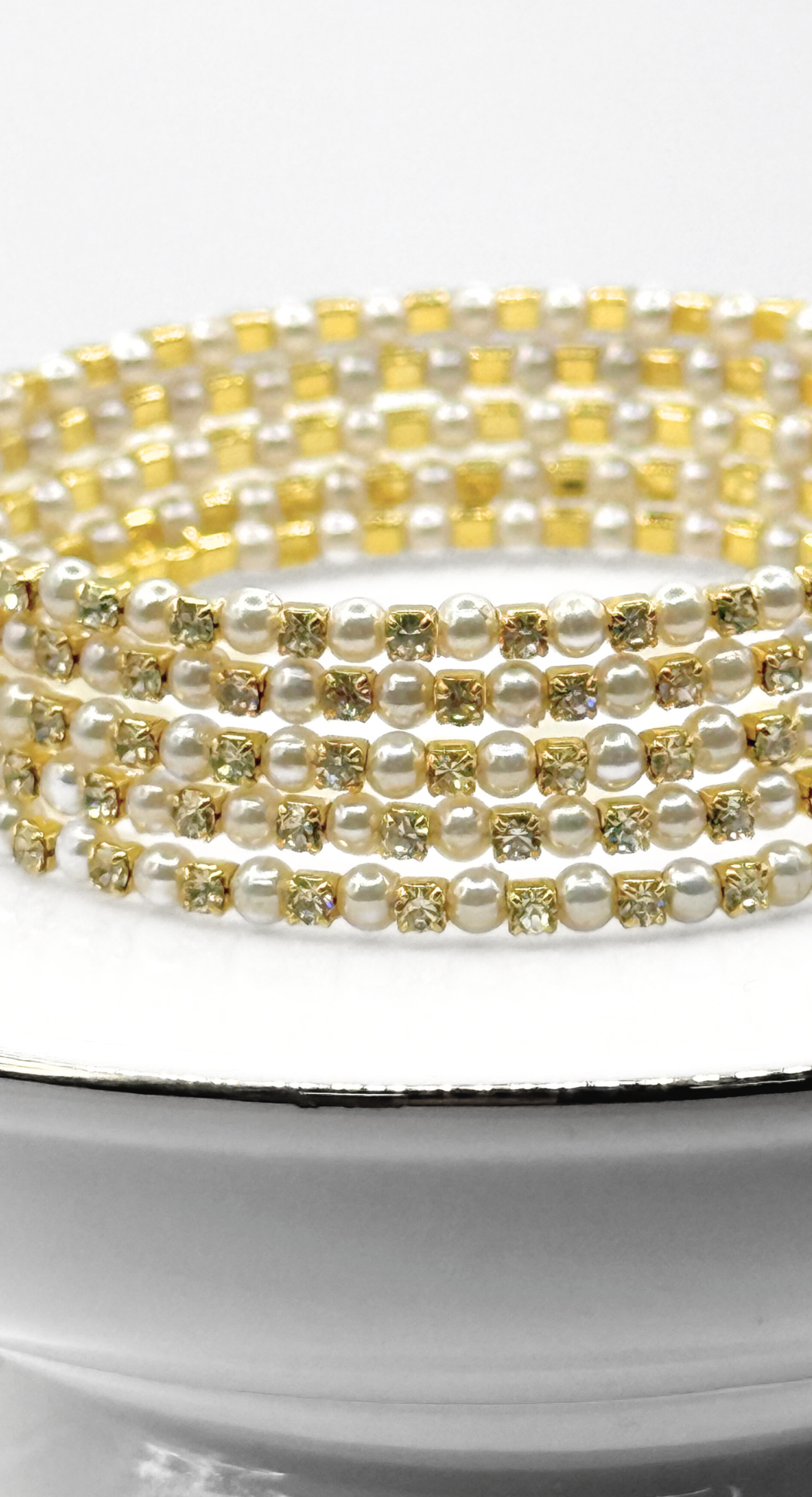 Emma Clara - Brazalete Espiral Perlas y strass en Fantasía Dorado