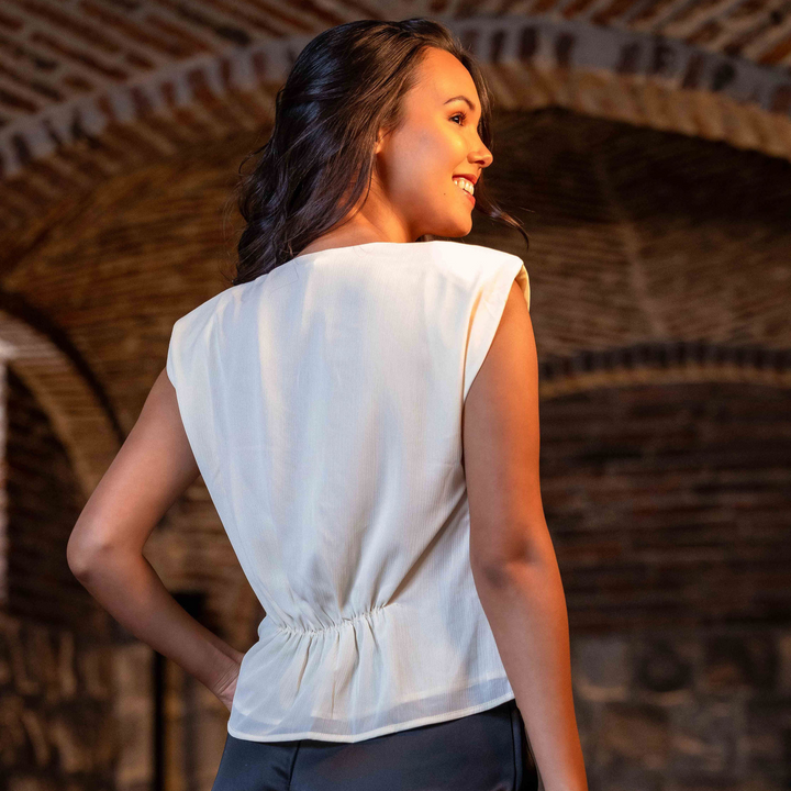 Emma Clara - Blusa Escote En V Con Hombreras Vivianne Crema