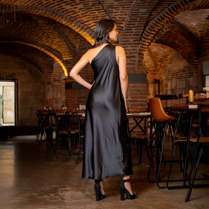 Emma Clara - Vestido Midi Satín Octavia Negro_BLACKEMMA