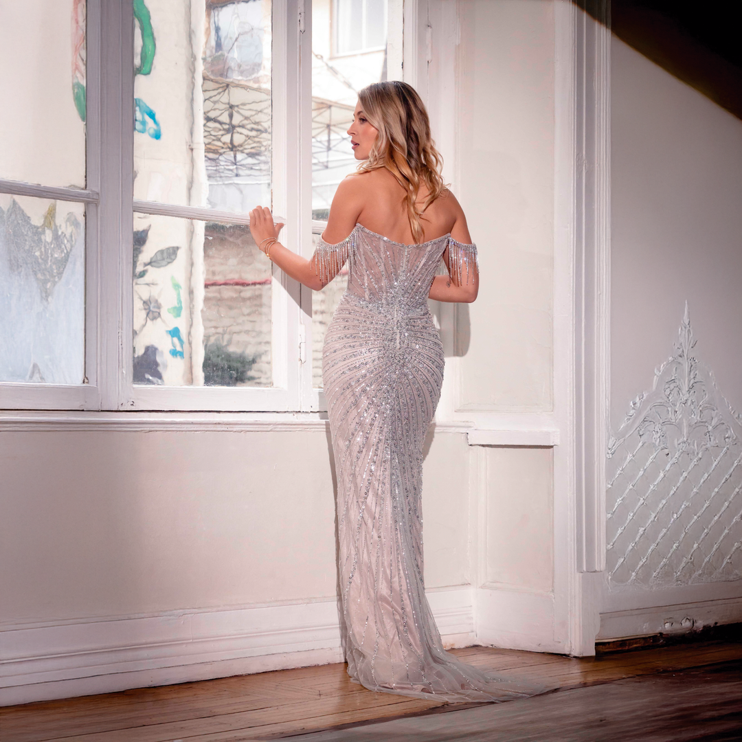 Emma Clara - Vestido Largo Escote Bardot Pedrería Estrella Plateado