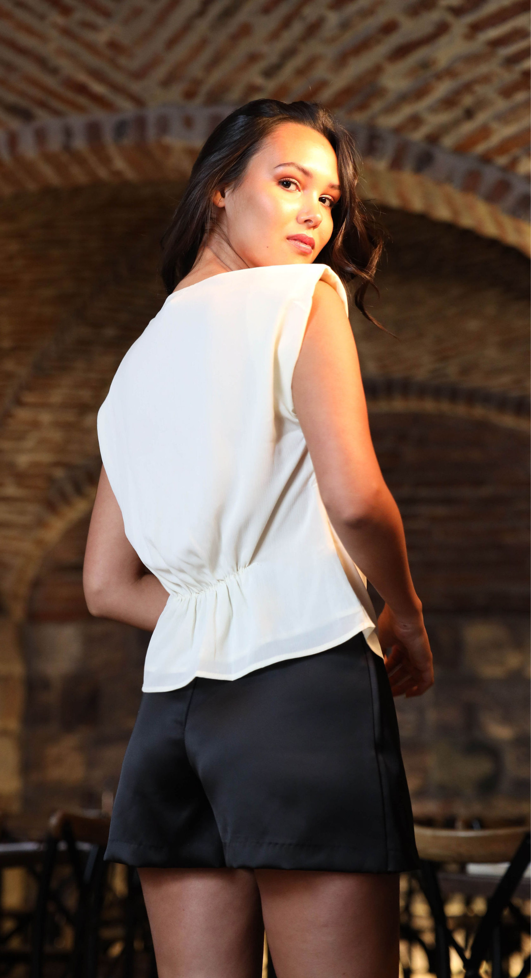 Emma Clara - Blusa escote en V con hombreras Vivianne Blanco