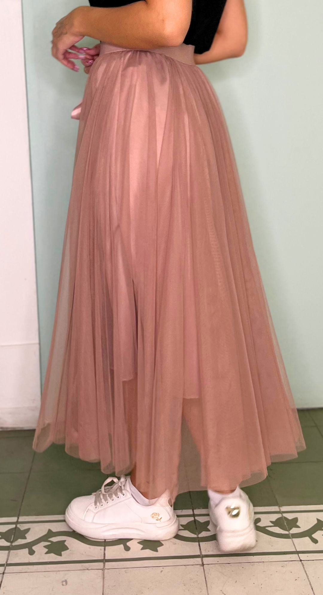 EMMA CLARA - FALDA MIDI TUL CON CINTURA ELÁSTICA Y LAZO ROSA