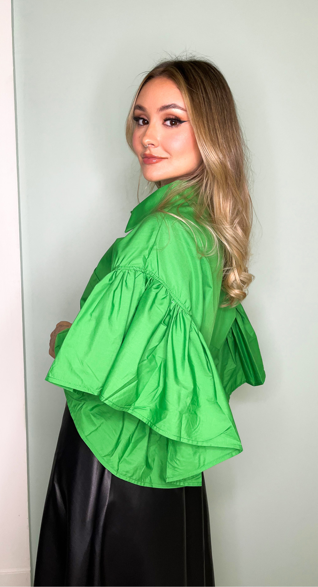 Emma Clara - Blusa Oversize Mangas Acampanadas Verde Esmeralda