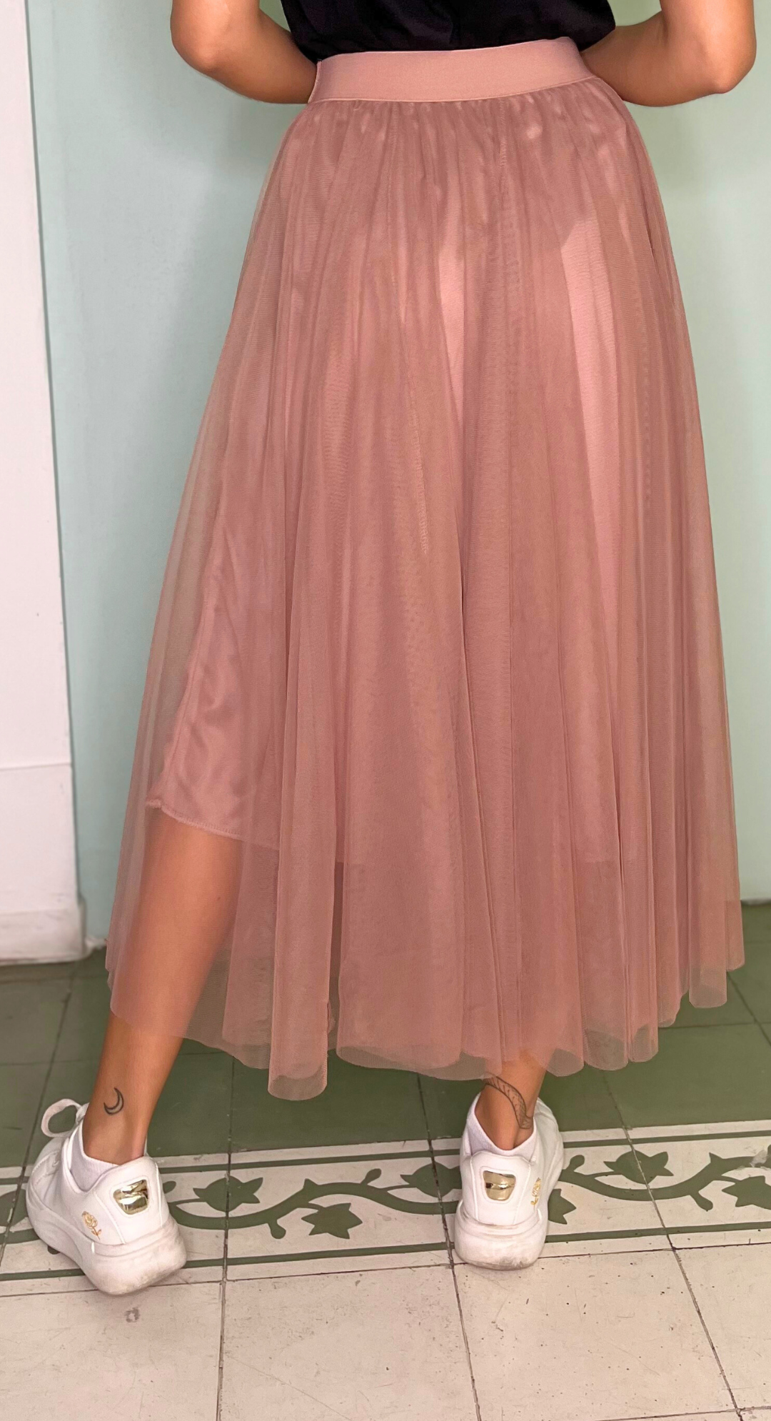EMMA CLARA - FALDA MIDI TUL CON CINTURA ELÁSTICA Y LAZO ROSA