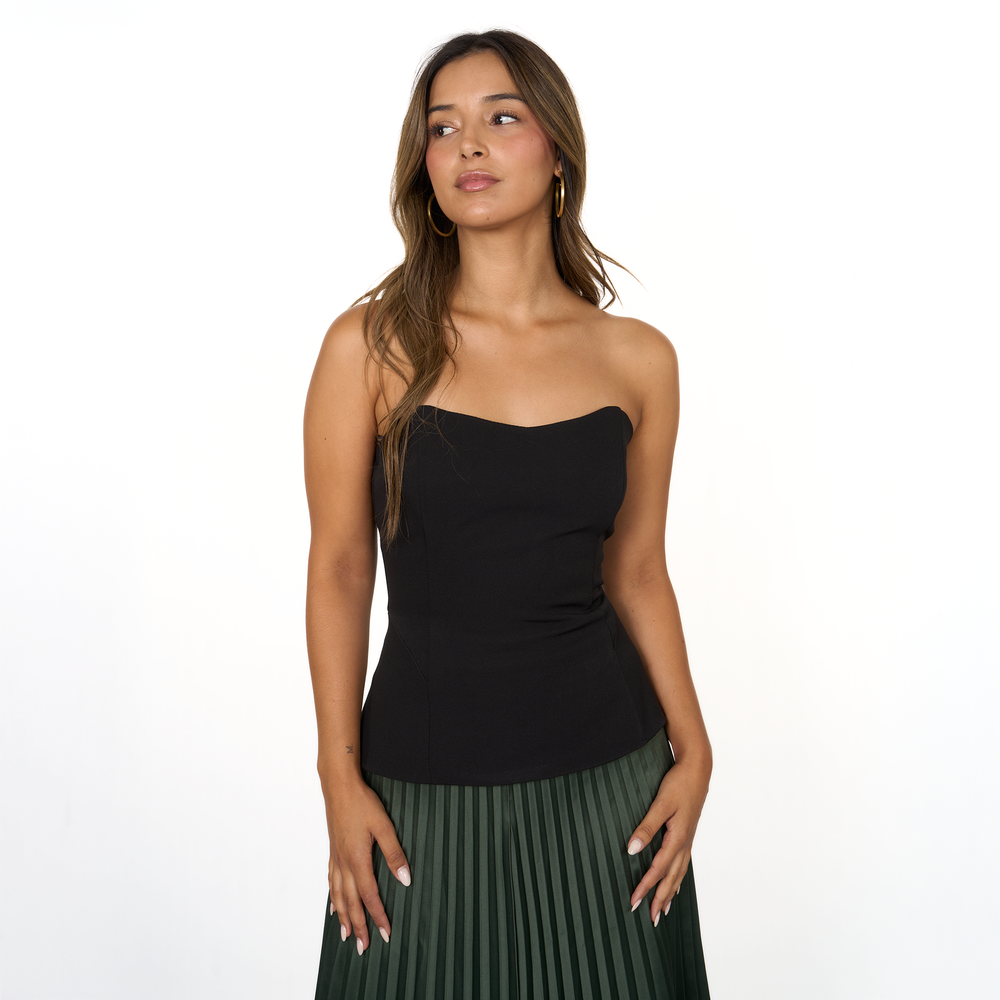 Top strapless negro de diseño estructurado y cierre lateral. Un básico elegante y versátil para looks de fiesta, noche o eventos especiales.