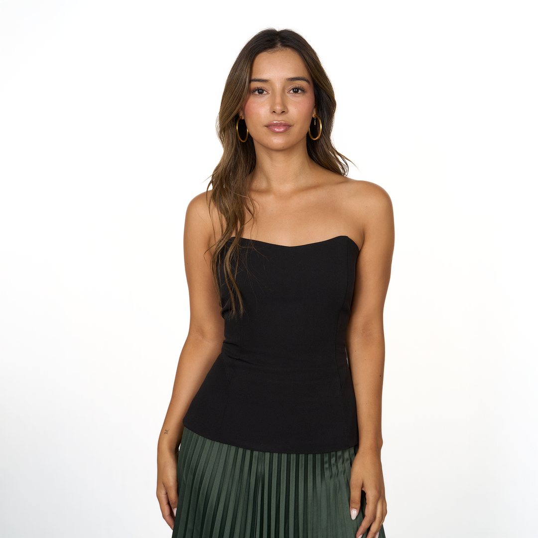 Top strapless negro de diseño estructurado y cierre lateral. Un básico elegante y versátil para looks de fiesta, noche o eventos especiales.