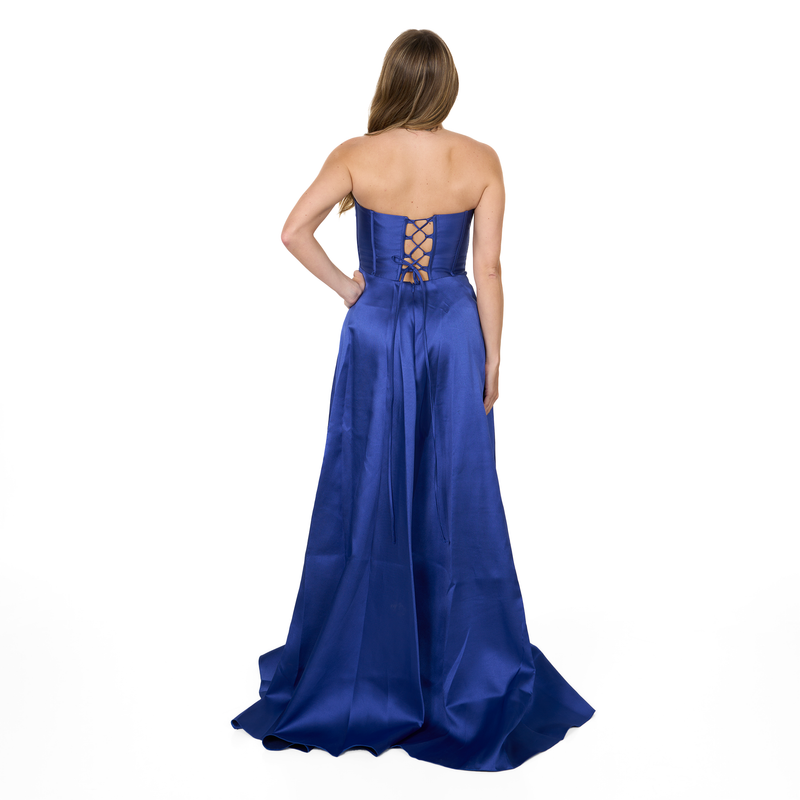 Vestido de fiesta largo azul marino con acabado satinado, corset estructurado, escote corazón con brillo y espalda ajustable. Ideal para gala o evento formal.
