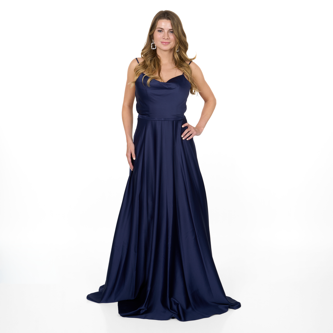 Vestido de fiesta largo azul marino con acabado satinado, escote drapeado y espalda corset. Ideal para gala, matrimonio o evento formal.