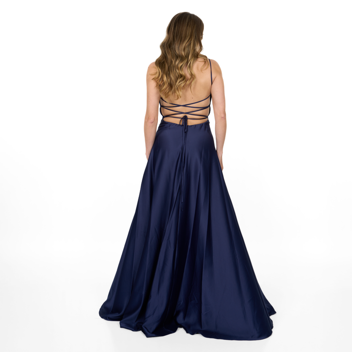 Vestido de fiesta largo azul marino con acabado satinado, escote drapeado y espalda corset. Ideal para gala, matrimonio o evento formal.