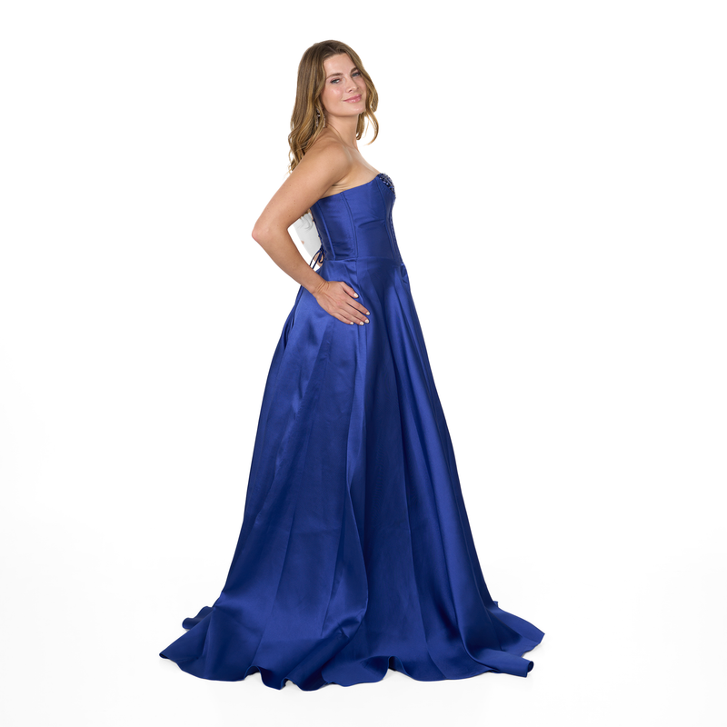 Vestido de fiesta largo azul marino con acabado satinado, corset estructurado, escote corazón con brillo y espalda ajustable. Ideal para gala o evento formal.