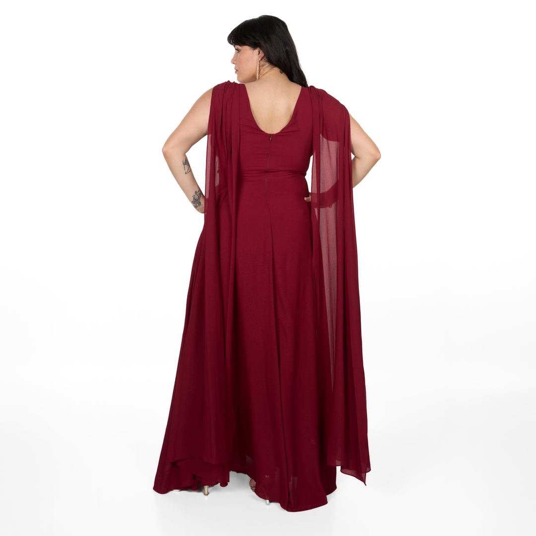 Vestido de fiesta largo color borgoña con escote cruzado, falda fluida y capa de gasa en hombros. Ideal para matrimonio, gala o evento formal.