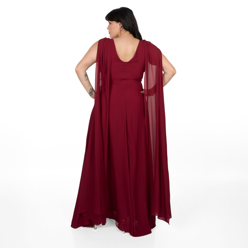 Vestido de fiesta largo color borgoña con escote cruzado, falda fluida y capa de gasa en hombros. Ideal para matrimonio, gala o evento formal.