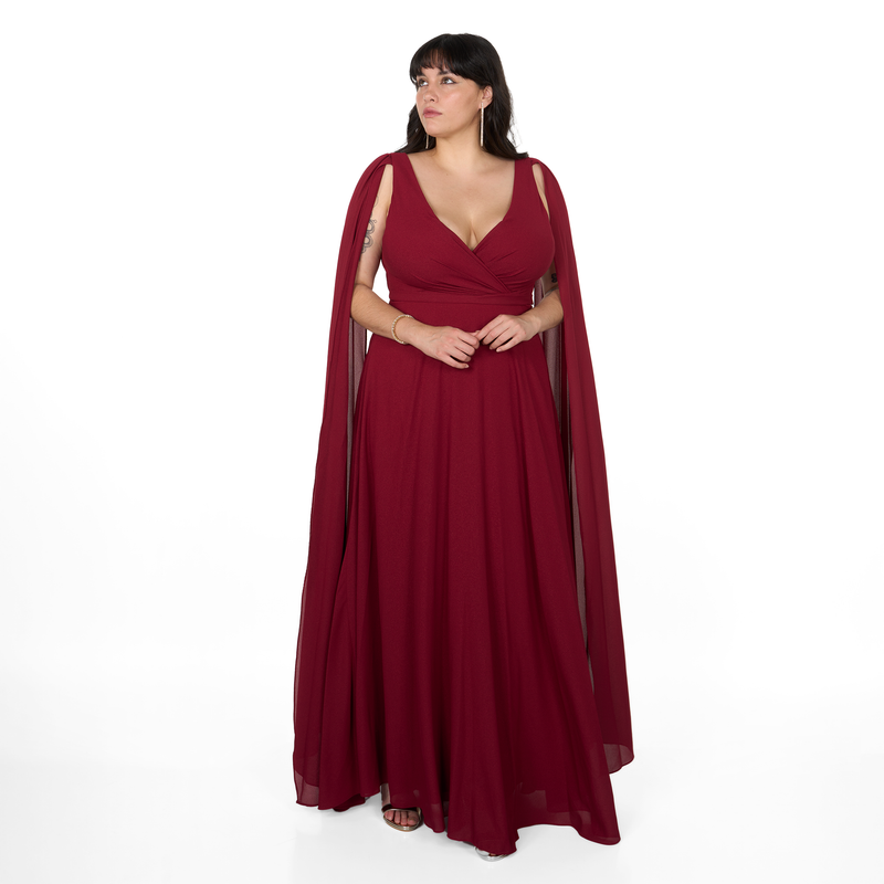 Vestido de fiesta largo color borgoña con escote cruzado, falda fluida y capa de gasa en hombros. Ideal para matrimonio, gala o evento formal.