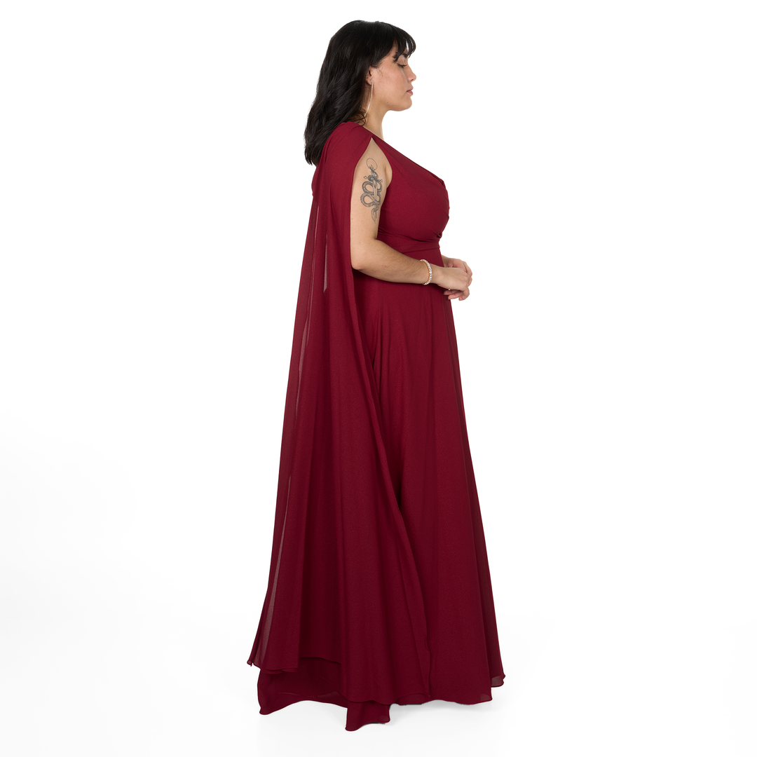 Vestido de fiesta largo color borgoña con escote cruzado, falda fluida y capa de gasa en hombros. Ideal para matrimonio, gala o evento formal.