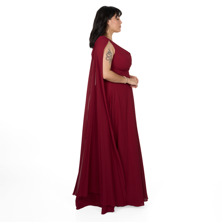 Vestido de fiesta largo color borgoña con escote cruzado, falda fluida y capa de gasa en hombros. Ideal para matrimonio, gala o evento formal.