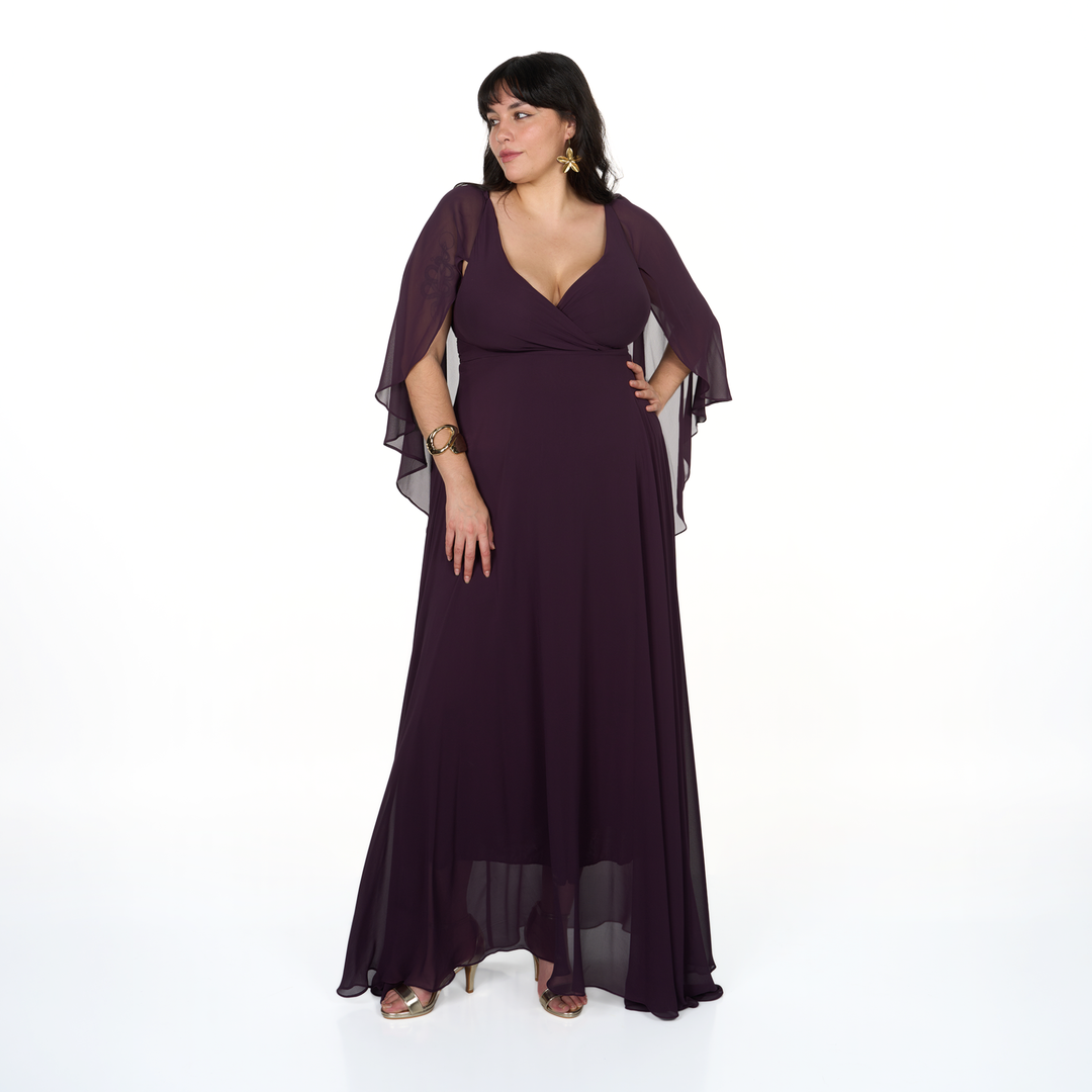 Vestido de fiesta largo color ciruela con escote cruzado, mangas capa y falda fluida. Ideal para matrimonio, gala o evento formal.