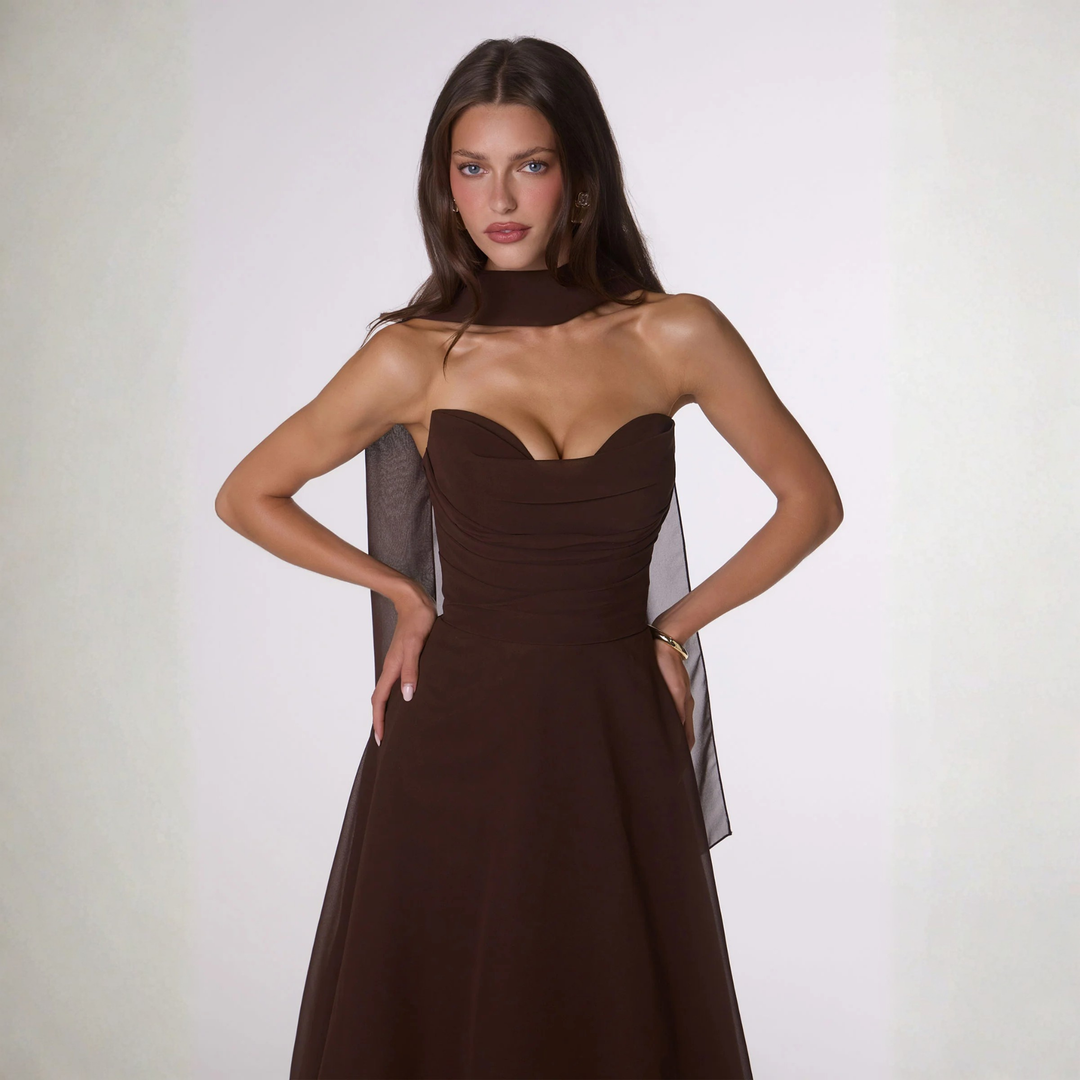 Emma Clara - Vestido Largo Gasa Escote Strapless Pauli Chocolate