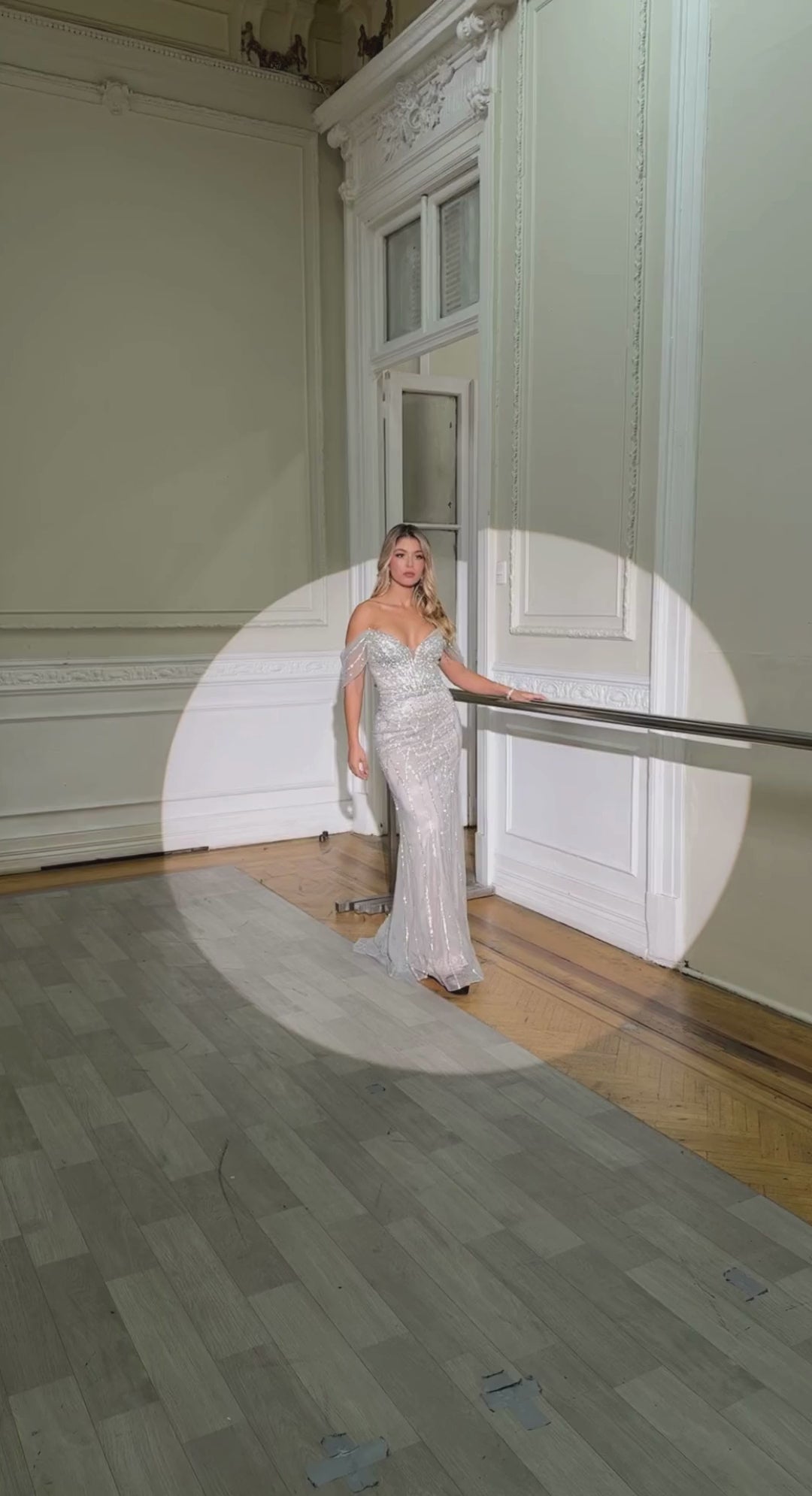 Emma Clara - Vestido largo de fiesta plata con strass y mangas caídas – Estilo Mónica