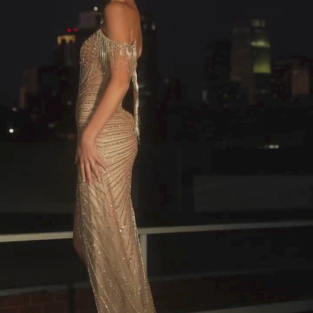 Emma Clara - Vestido Largo Escote Bardot Pedrería Estrella Mocha Gold