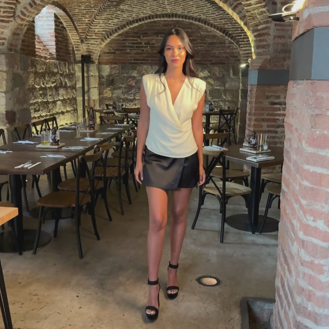 Emma Clara - Blusa Escote En V Con Hombreras Vivianne Crema