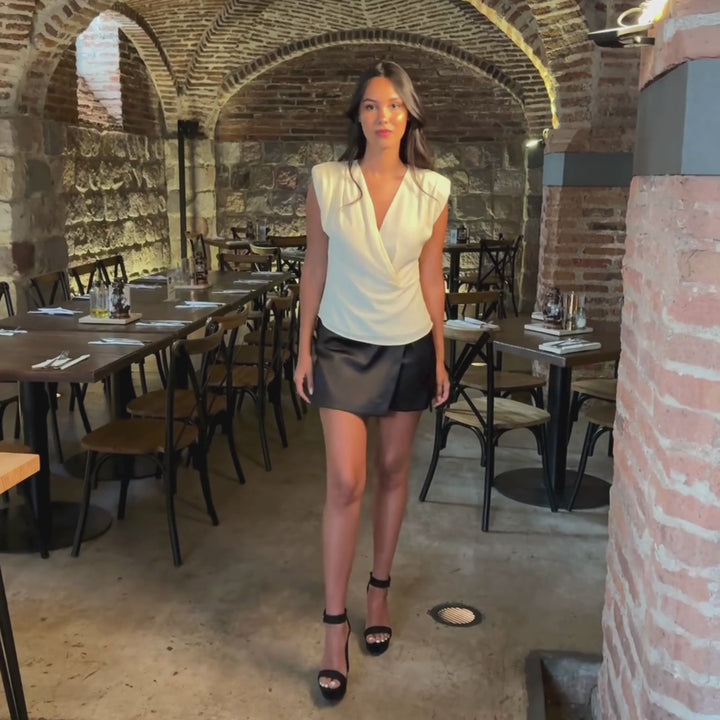 Emma Clara - Blusa Escote En V Con Hombreras Vivianne Crema